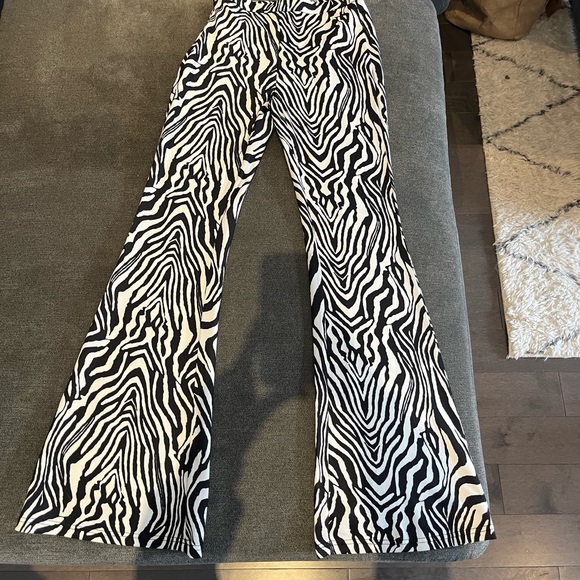 Shein zebra flare black and white pants size xs with side zipper, new - Picture 2 of 4